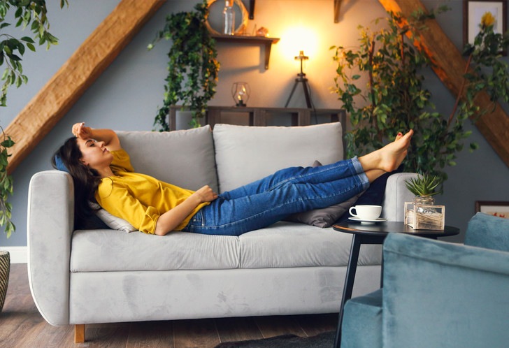 Психолог Лабковский объяснил, почему люди проводят выходные лежа на диване