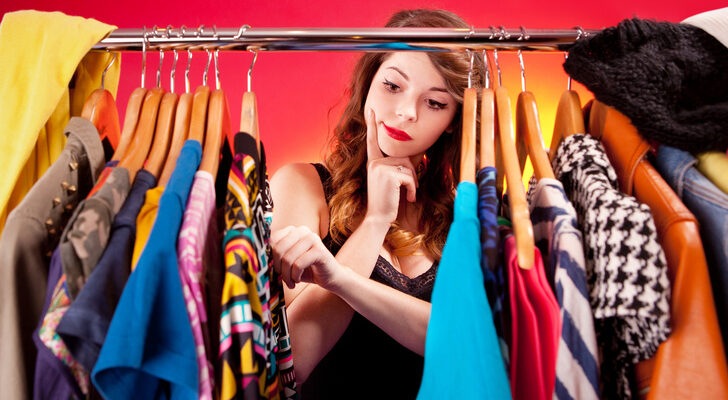 Полный шкаф одежды, а хожу в одном и том же: 3 причины, почему люди выбирают минимализм