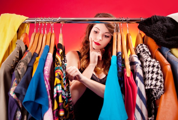 В шкафу полно одежды, но я ношу одно и то же: 3 причины, по которым люди выбирают минимализм