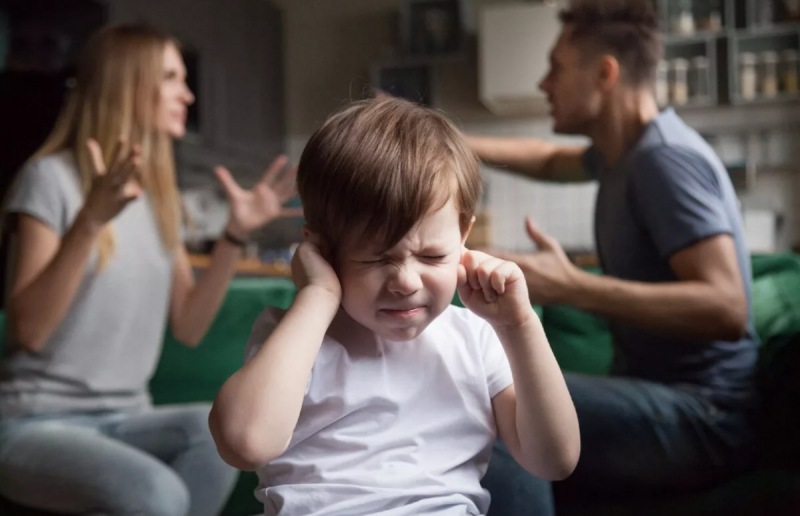 Негативное влияние ссор и скандалов между родителями на ребенка.