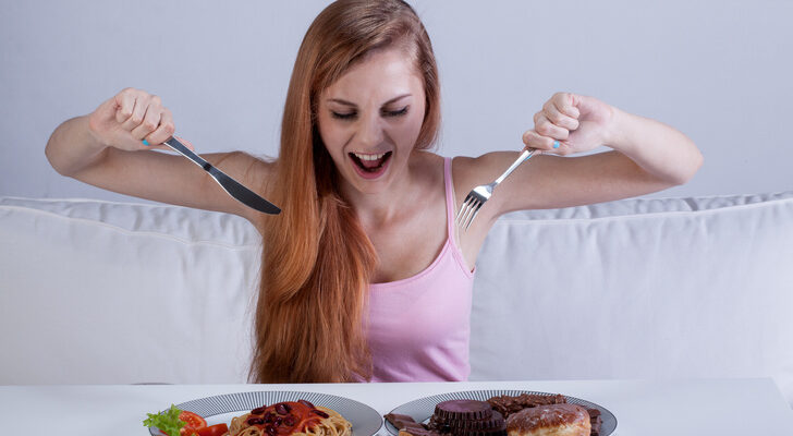 Психолог Булгакова рассказала, какие привычки в еде выдают проблемы с психикой