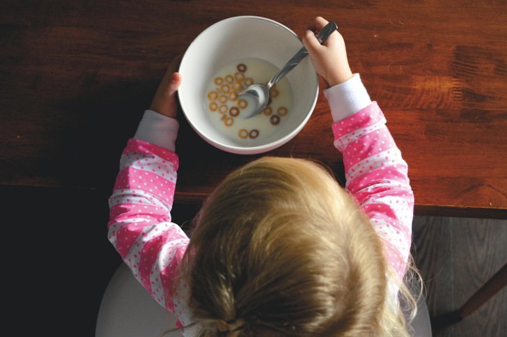 Психолог Долгов объяснил, почему ребенка нельзя заставлять доедать