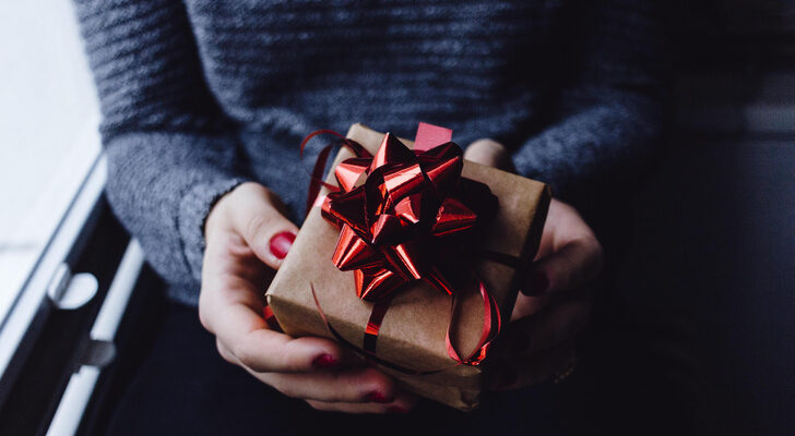 5 способов мягко намекнуть близким о подарке, который вы хотите получить на Новый год