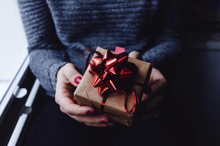 5 способов нежно предупредить близких о подарке, который вы хотите получить на новый год