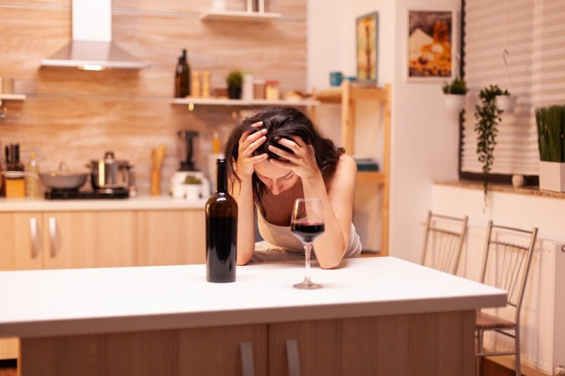 Почему женщины пьют алкоголь? женский алкоголизм